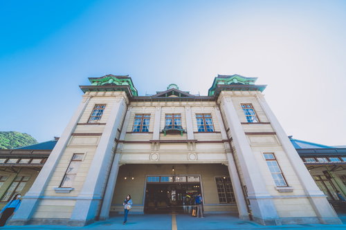 門司港駅の駅舎を見上げる明治時代の洋風建築