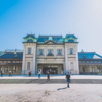 青空の下、ターコイズ色の屋根が映える門司港駅舎の写真