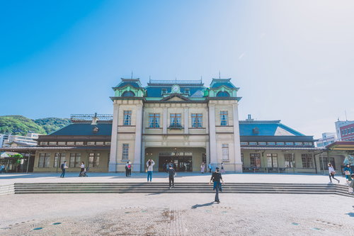 青空の下、ターコイズ色の屋根が映える門司港駅舎