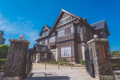 北九州門司港の旧門司三井倶楽部の石積み門構えと洋館