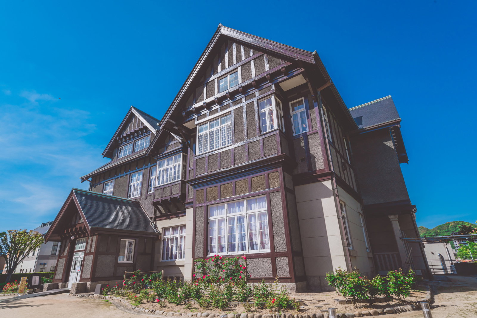 ハーフティンバー様式の外壁を持つ旧門司三井倶楽部。褐色と白色の木枠と煉瓦が特徴の洋館建築