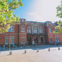 門司港レトロ地区の旧門司税関と新緑の歴史的洋風建築の写真