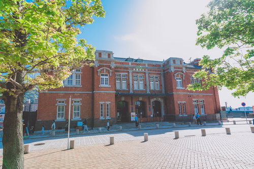 門司港レトロ地区の旧門司税関と新緑の歴史的洋風建築