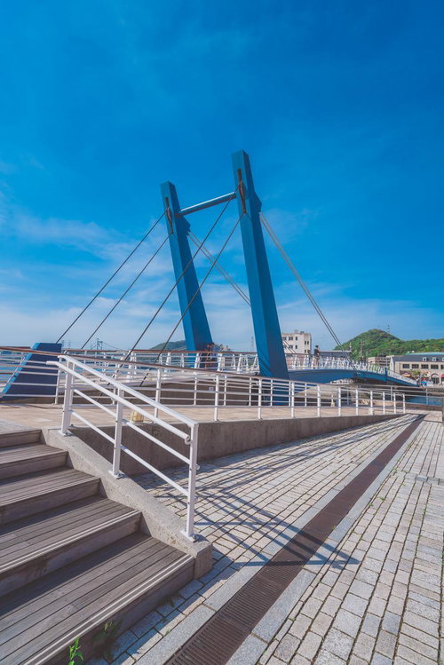 門司港のブルーウィングもじ 恋人の架け橋で夢のような風景