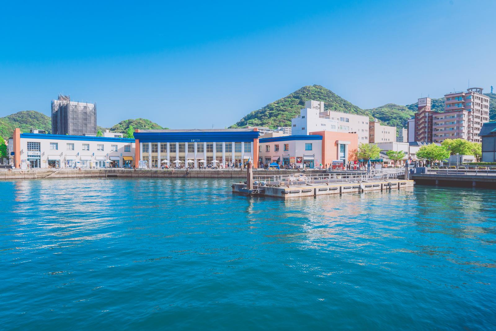 門司港ウォーターフロントの海沿い商業施設とオレンジと青の建物群