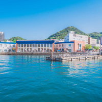 門司港ウォーターフロントの海沿いの商業施設群の写真