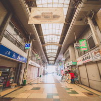 門司港のアーケード商店街、シャッターが閉じた通路の写真