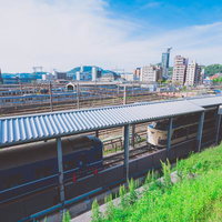 門司港駅のホームに停車する電車と線路の鉄道風景の写真