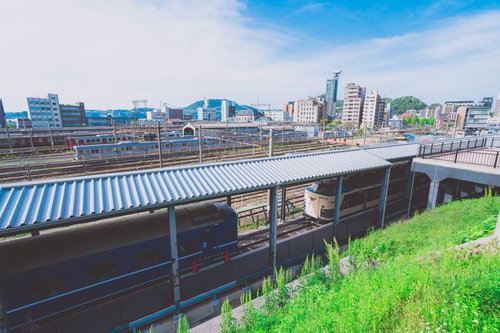 門司港駅のホームに停車する電車と線路の鉄道風景