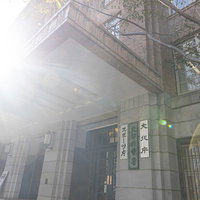 日が射す文部科学省の建物外観と柱列の写真
