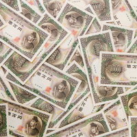 散らばった一万円券（聖徳太子の旧紙幣）の金銭の写真