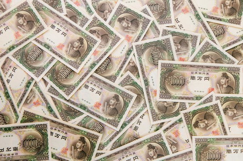散らばった一万円券（聖徳太子の旧紙幣）の金銭