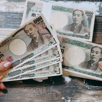 詐欺アカウントでよくある札束見せびらかし行為の写真