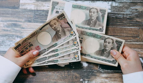 詐欺アカウントでよくある札束見せびらかし行為