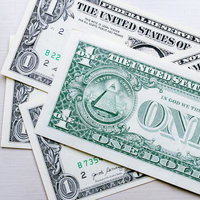 アメリカ通貨 1ドル紙幣の裏面に描かれたピラミッドと象徴の写真