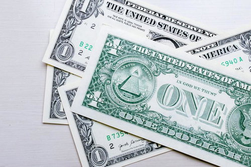 アメリカ通貨 1ドル紙幣の裏面に描かれたピラミッドと象徴