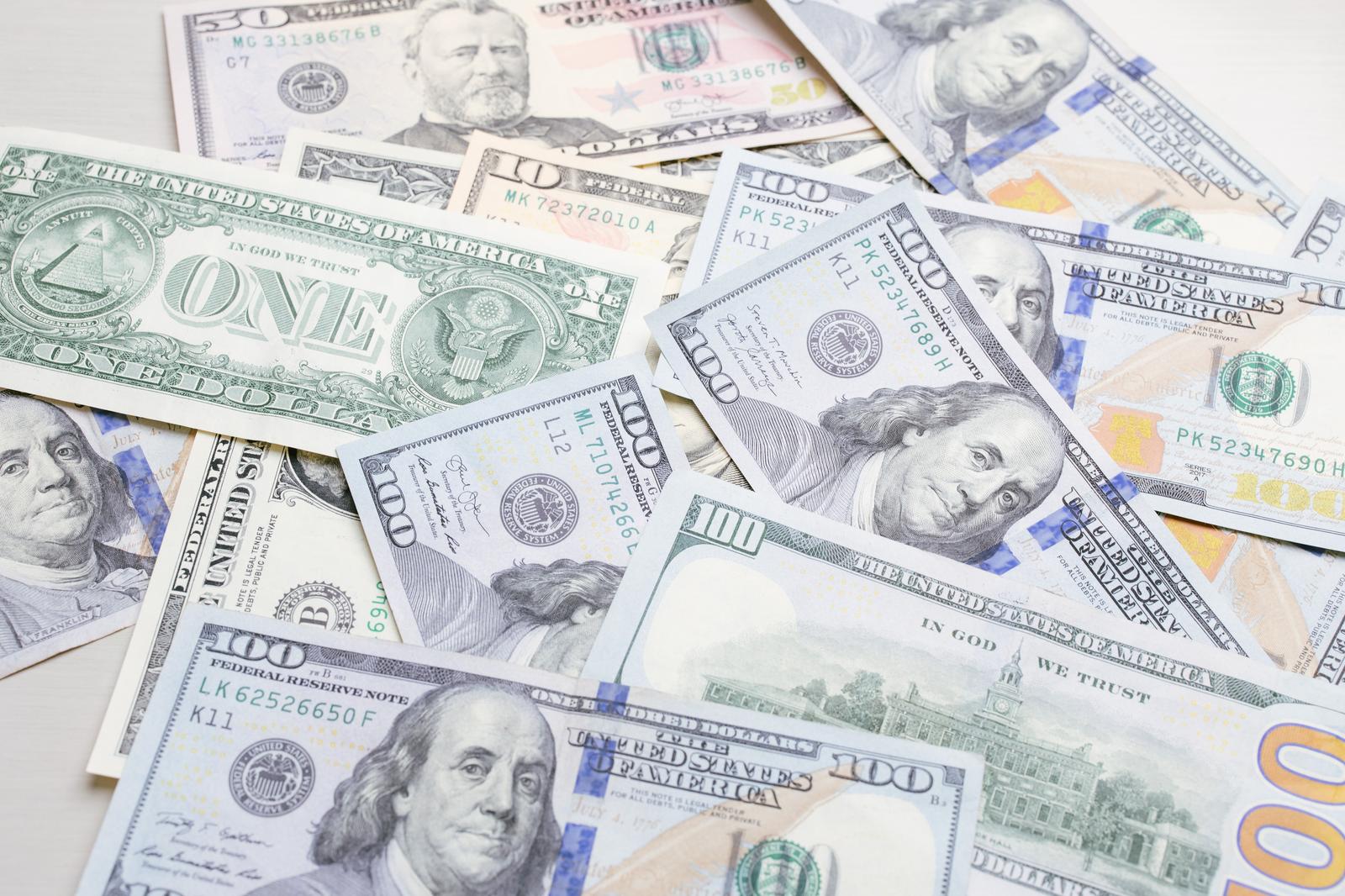 散らばった米ドルの紙幣