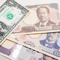 1ドル札と日本円の新紙幣を並べた両替と為替相場の写真
