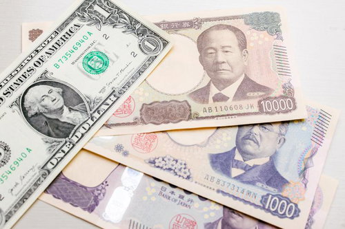 1ドル札と日本円の新紙幣を並べた両替と為替相場