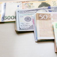 グローバル経済を象徴する複数国の通貨紙幣の写真