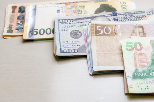 グローバル経済を象徴する複数国の通貨紙幣