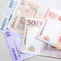 マカオ通貨パタカの色鮮やかな紙幣と外貨両替の写真