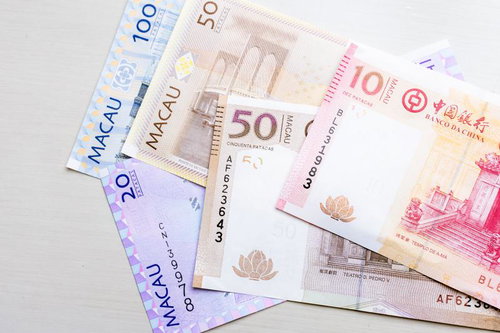マカオ通貨パタカの色鮮やかな紙幣と外貨両替