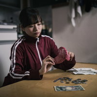 今月も金欠でピンチ、テーブルに小銭だけ残る貧困生活の写真