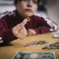 ご縁がありますように、五円玉を持つ女性の手元の写真