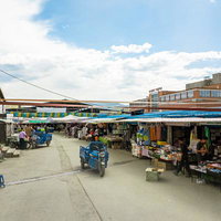 モンゴル・ナラントール市場の下町感と活気ある商業風景の写真