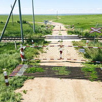 モンゴルの草原に佇むローカル鉄道の踏切の写真