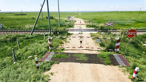 モンゴルの草原に佇むローカル鉄道の踏切