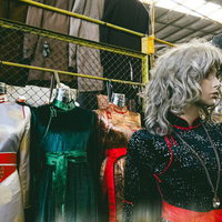 モンゴル・ナラントール市場に並ぶマネキンとかつらの写真