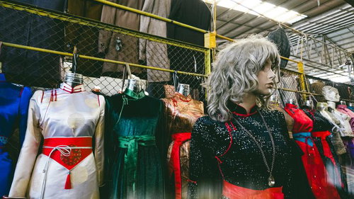 モンゴル・ナラントール市場に並ぶマネキンとかつら