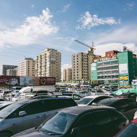 モンゴル・ナラントール市場の駐車場に並ぶ多数の車の写真