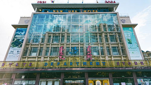 電飾で輝くノミンデパート（モンゴル）