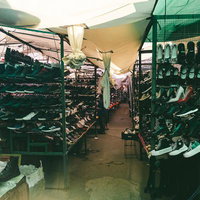 モンゴルのナラントール市場の靴売り場に並ぶ大量の靴の写真