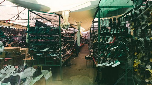 モンゴルのナラントール市場の靴売り場に並ぶ大量の靴