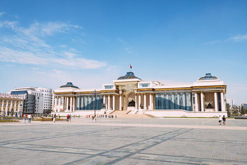 モンゴル・スフバートル広場に建つ国会宮殿