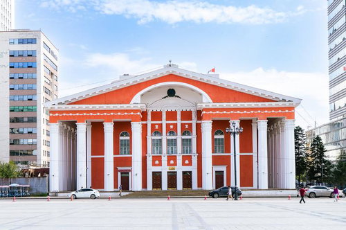 ウランバートルの国立オペラ劇場、近代都市に佇むクラシカルな赤い建物