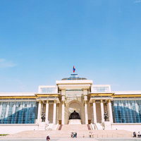 モンゴルのスフバートル広場に立つ政府宮殿とチンギスハーン広場の写真