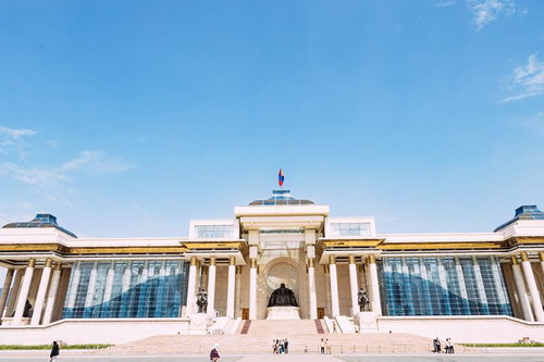 モンゴルのスフバートル広場に立つ政府宮殿とチンギスハーン広場