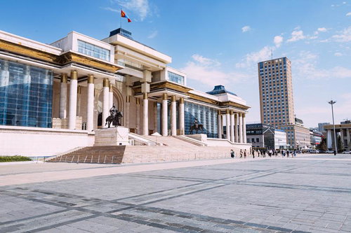 観光客を魅了するモンゴルの政府宮殿とスフバートル広場