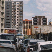 モンゴルの交通渋滞と高層マンション建設現場の写真