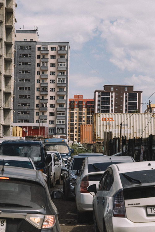 モンゴルの交通渋滞と高層マンション建設現場