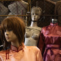 ナラントール市場で不気味なマネキンが並ぶレトログッズ売場の写真