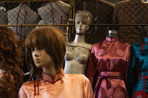 ナラントール市場で不気味なマネキンが並ぶレトログッズ売場