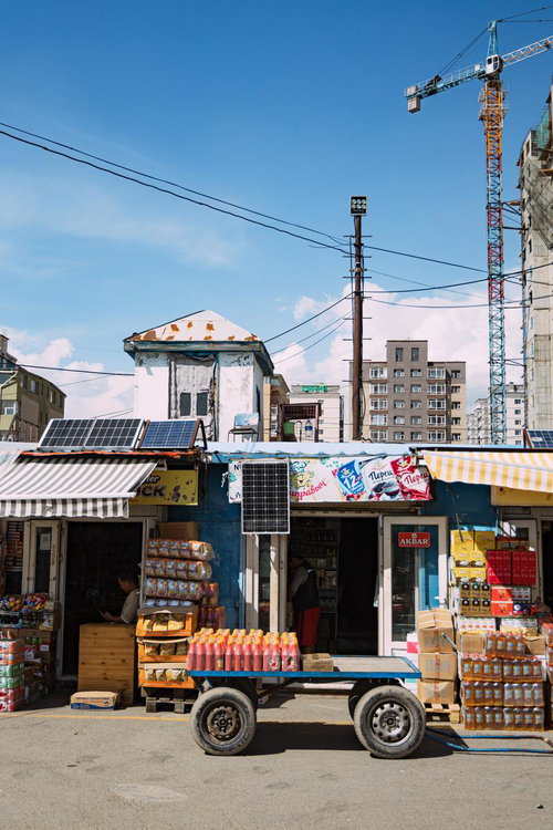 青空とモンゴル・ナラントール市場の街角風景