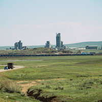 モンゴルの広大な草原に点在する大型セメント工場の写真