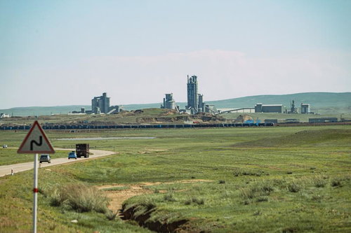 モンゴルの広大な草原に点在する大型セメント工場
